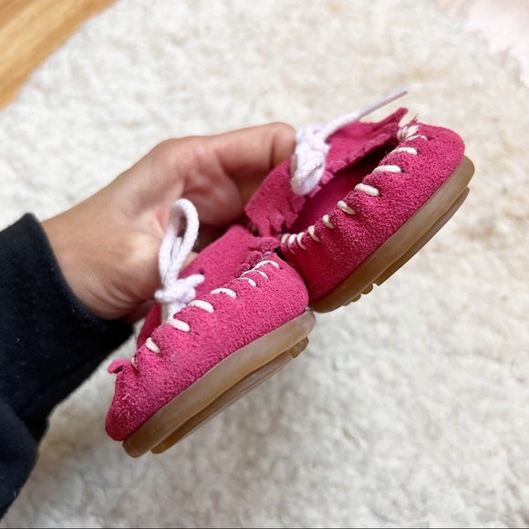 Minnetonka Moccasins 2605 - Childrens Thunderbird Moccasin - Hot Pink Suede - Picture 6 of 8